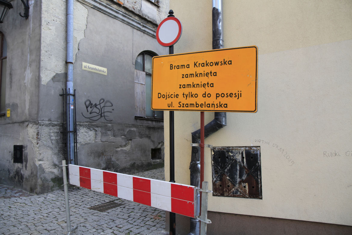 Bramą Krakowską nie przejdziesz na Stare Miasto. Teren został odgrodzony