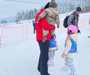 Kosiniak-Kamysz uczy dzieci szusować