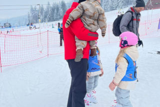 Kosiniak-Kamysz uczy dzieci szusować