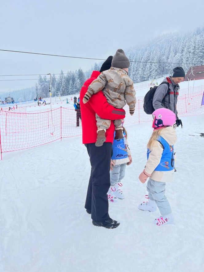 Kosiniak-Kamysz uczy dzieci szusować