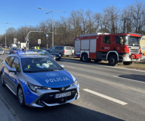 Zadławił się bananem i wjechał w autobus miejski. Kierowca walczy o życie