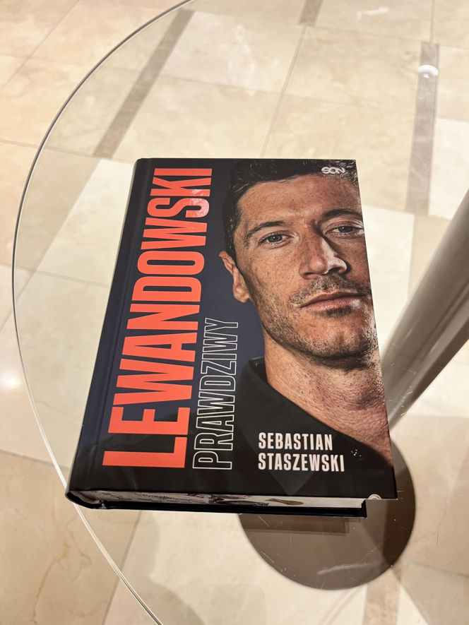 Robert Lewandowski otrzymał wyjątkowy prezent. Takiej książki jeszcze nie miał
