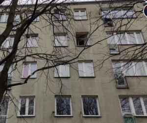 Mężczyzna wypadł z okna na trzecim piętrze