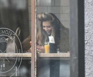 Sandra Kubicka w wałku na głowie