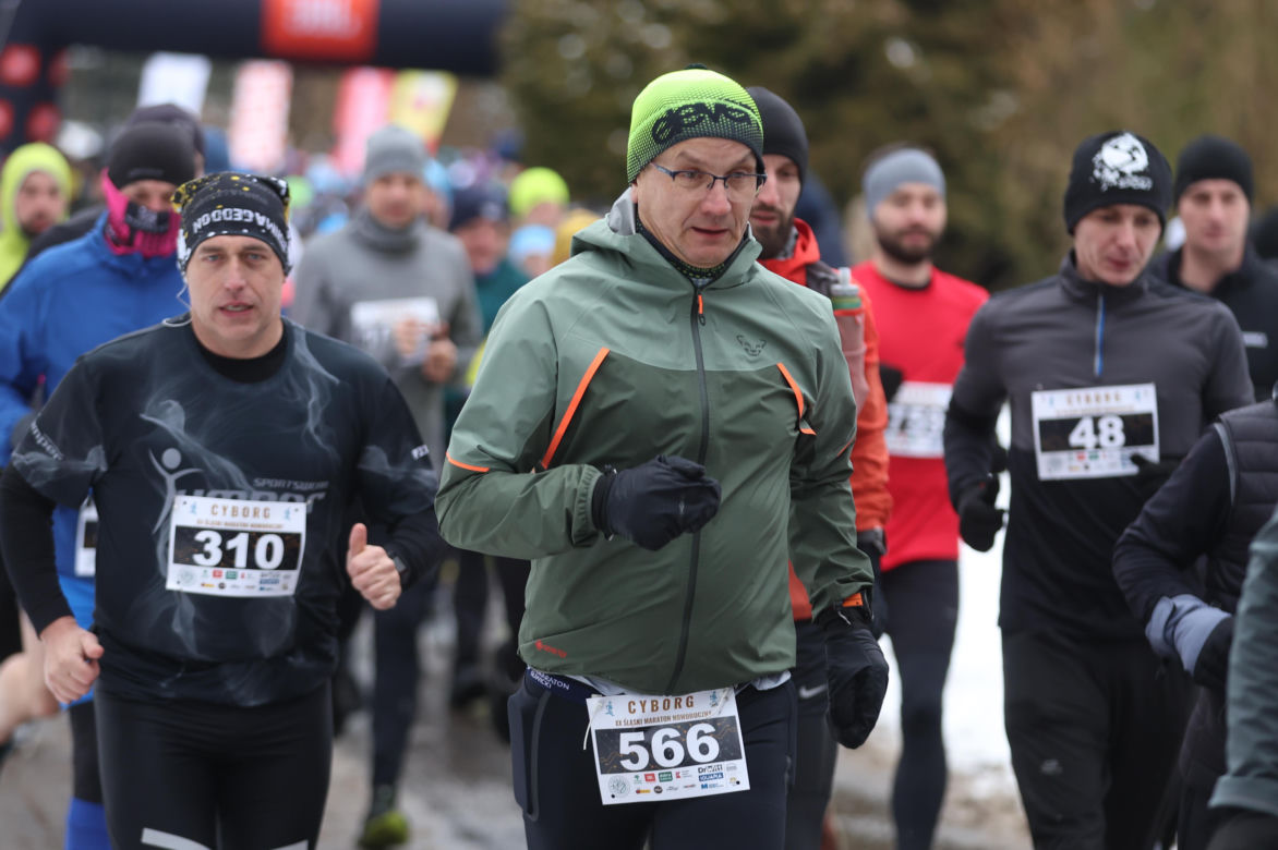 Wystrzał startera zamiast szampana. Tłumy powitały Nowy Rok na XX Śląskim Maratonie Noworocznym Cyborg