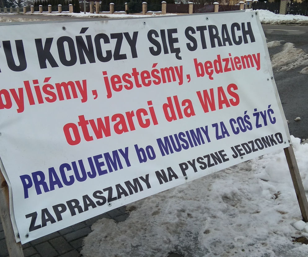 Baner przed lokalem w Sobieszanach Kolonii