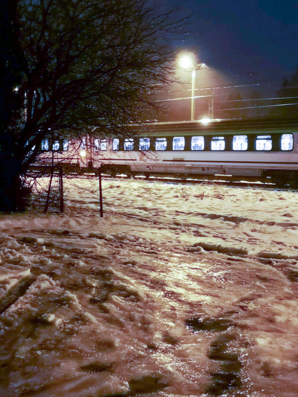 Lód na torach, pociągi utknęły na trasie. Potężne opóźnienia