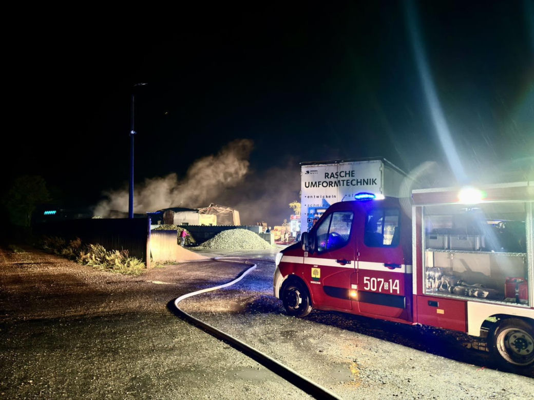 Groźny pożar w Rusinowicach. Paliła się hala z węglem