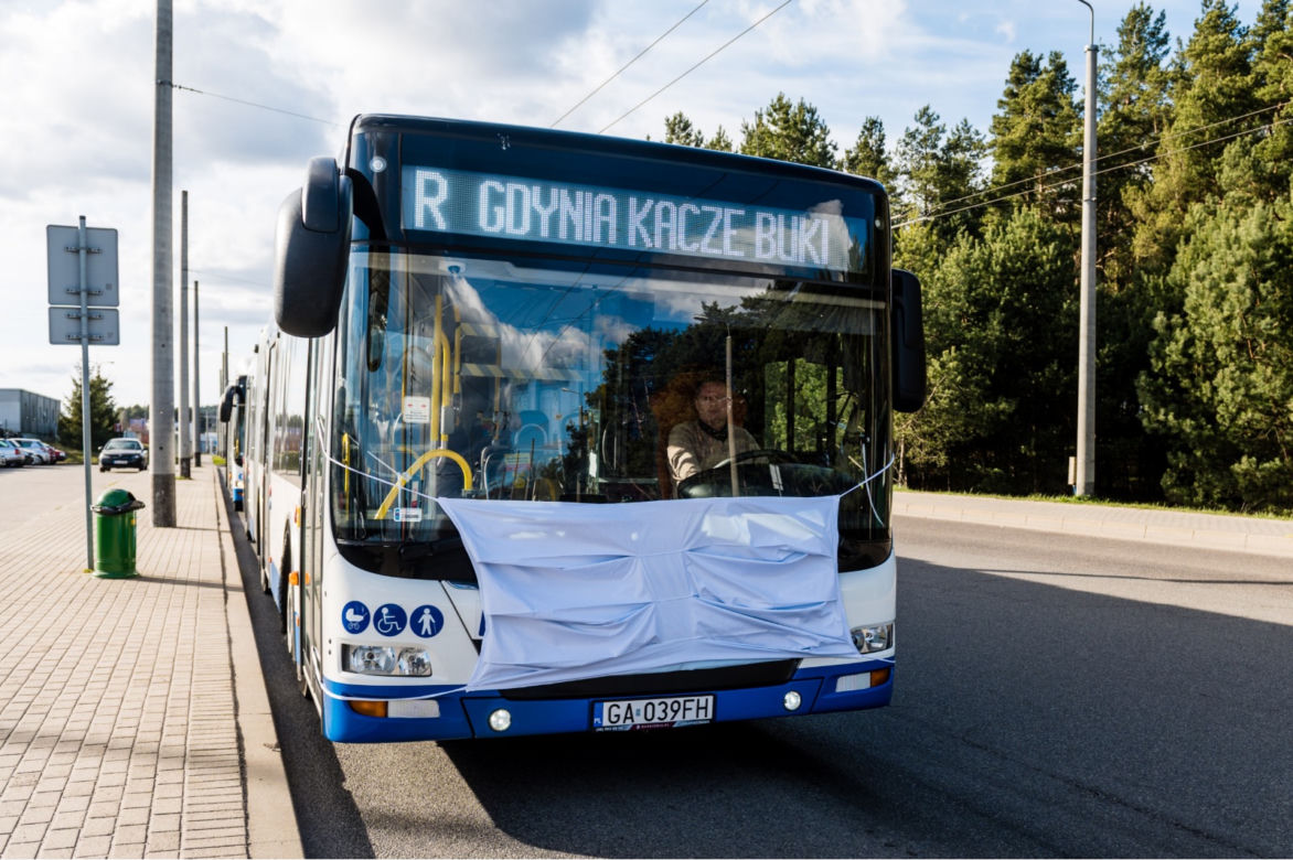 Autobusy w Gdyni, zachęcają do noszenia maseczek