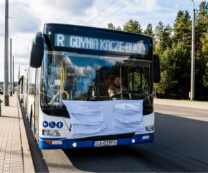 Autobusy w Gdyni, zachęcają do noszenia maseczek