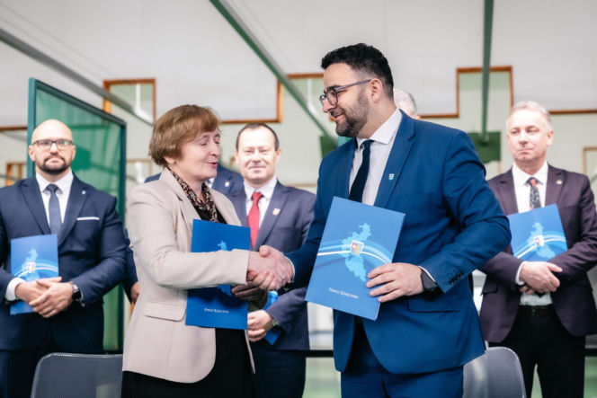 Powiat rzeszowski i łańcucki z porozumieniem o wsparciu w kryzysach. Chodzi o sprzęt, logistykę i ewakuację