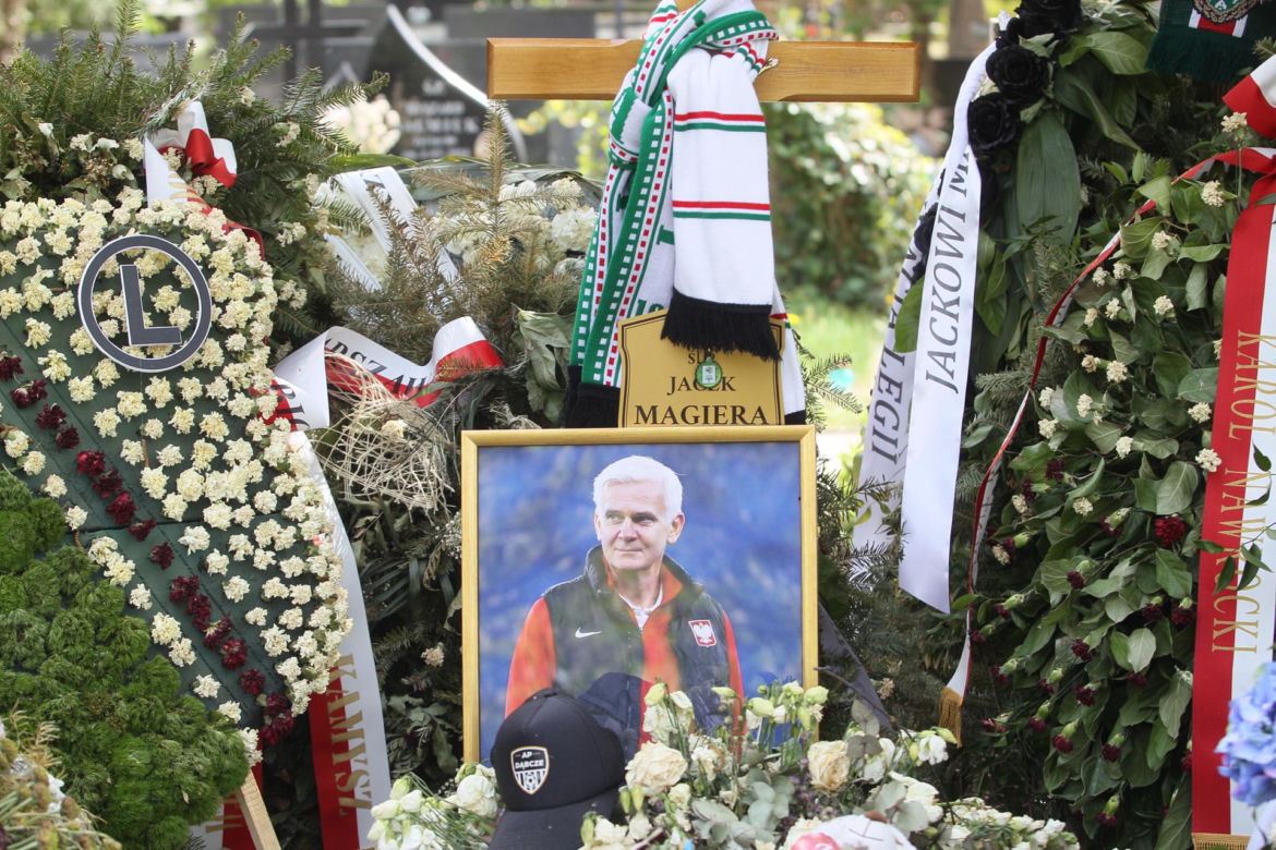 Grób Jacka Magiery na niecałe trzy tygodnie po pogrzebie
