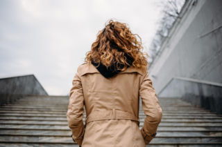 Zwykłe schody potrafią zdradzić stan twojego serca. Naukowcy wskazują, kiedy zadyszka to sygnał alarmowy