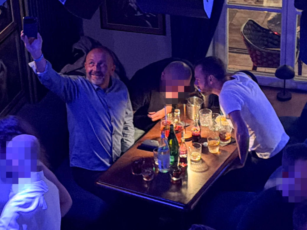 Posłowie Bartosz Romowicz i Piotr Górnikiewicz po wieczornym głosowaniu przyjechali do klubu Piano Bar