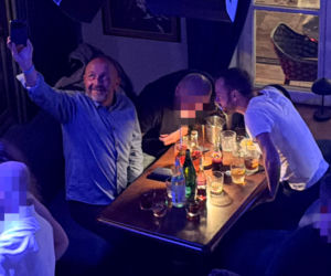 Posłowie Bartosz Romowicz i Piotr Górnikiewicz po wieczornym głosowaniu przyjechali do klubu Piano Bar