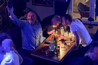 Posłowie Bartosz Romowicz i Piotr Górnikiewicz po wieczornym głosowaniu przyjechali do klubu Piano Bar