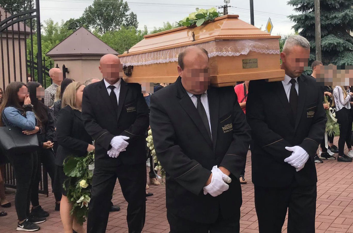 Pogrzeb zamordowanej 16-latki z Dzierzgowa. Karolinę żegna cała wieś