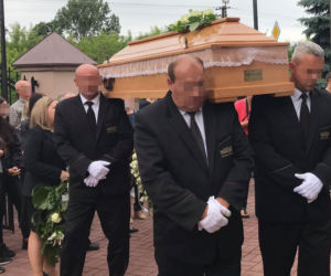Pogrzeb zamordowanej 16-latki z Dzierzgowa. Karolinę żegna cała wieś