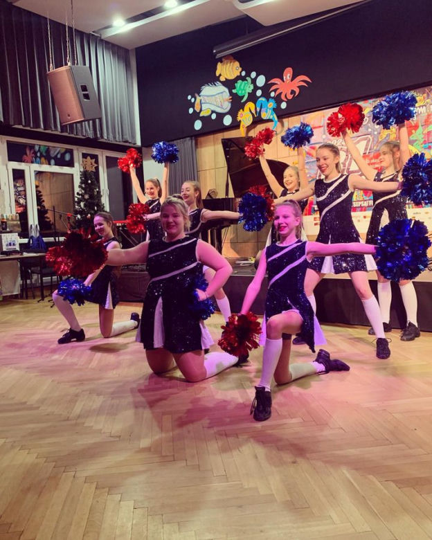 Grupa cheerleaders Kolejorz Girls