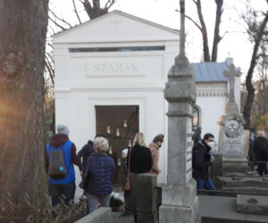 Groby sławnych Polaków w dzień Wszystkich Świętych