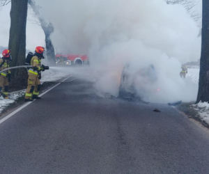 Auto stanęło w płomieniach podczas jazdy! Tylko cud uratował kierowcę