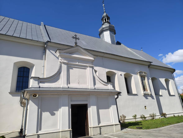 Kościół pw. Podwyższenia Krzyża Świętego. Mury świątyni pamiętają 1633 rok, choć legenda o samym powstaniu miasta sięga znacznie głębiej