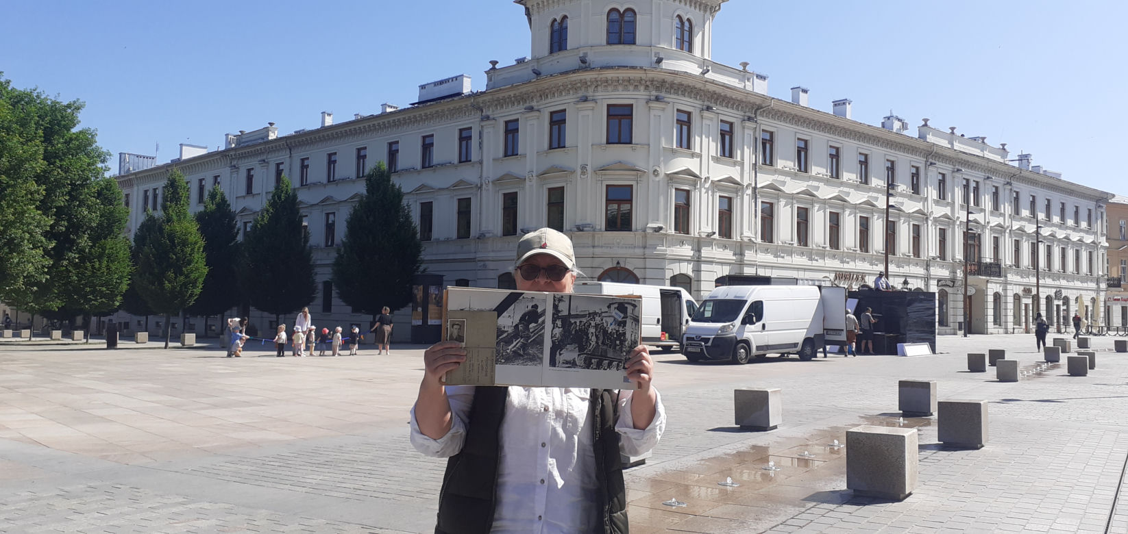 Szukają rodzin ludzi ze zdjęcia. Chcą zrobić podobne [GALERIA]