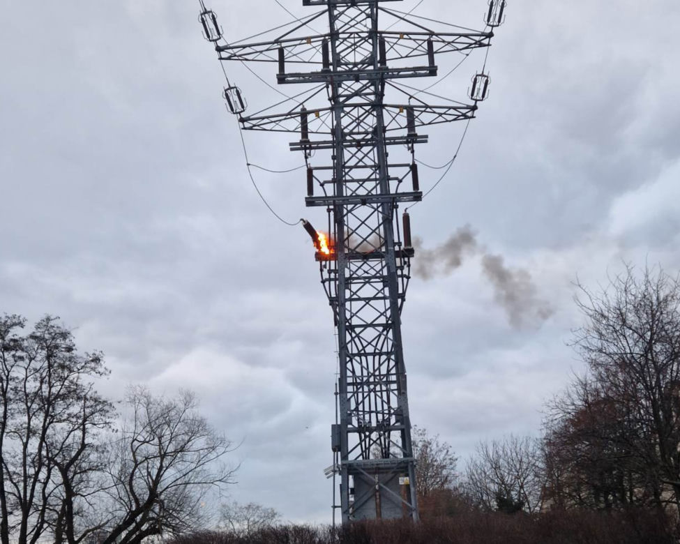 Zapłonął słup energetyczny na warszawskim Gocławiu