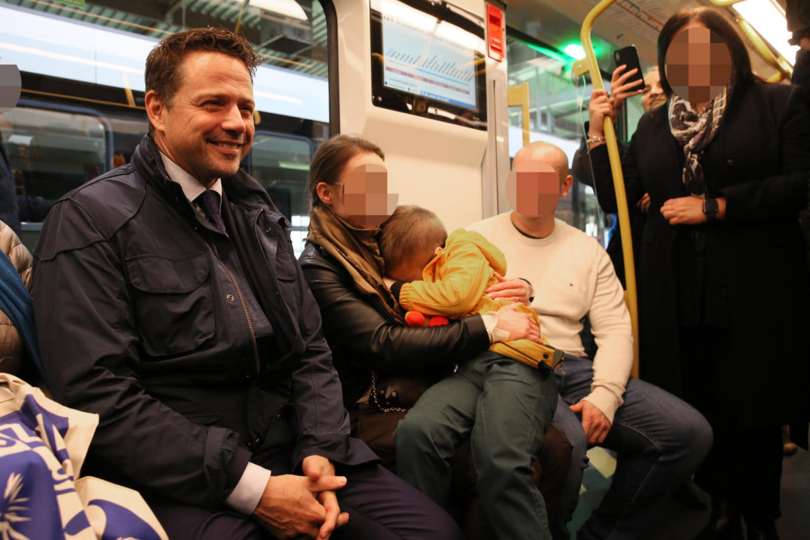 Varsovia wyjechała na tory! Nowy pociąg metra wozi już pasażerów 