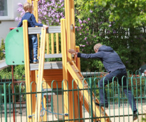 Dziadek Tusk zabrał wnuki na plac zabaw