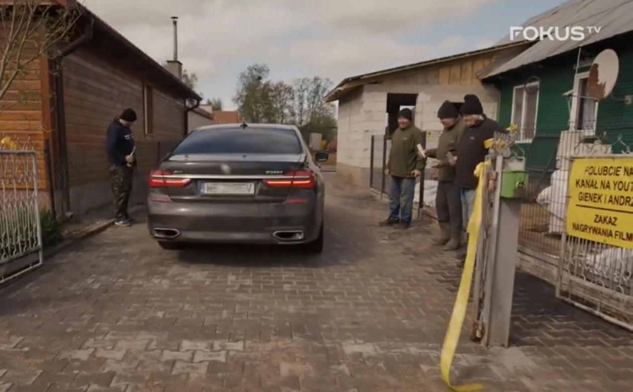 Rolnicy. Podlasie. Andrzej z Plutycz świętuje. Feta jak na otwarciu gminnej drogi. Przecięcie wstęgi, BMW i szampan