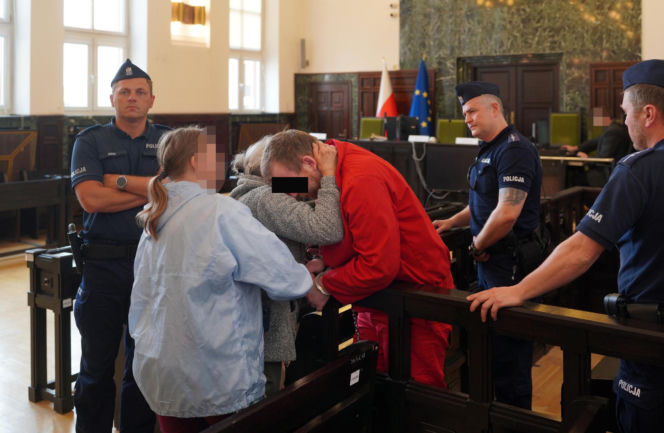 Usłyszał obrzydliwe słowa o swojej matce i chwycił za nóż. Ojcu zadał kilkanaście ciosów