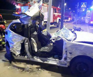 Najpierw uderzyła w ciężarówkę, potem wjechała w słup. Dramatyczny wypadek na skrzyżowaniu ul. Igołomskiej i Brzeskiej [ZDJĘCIA]