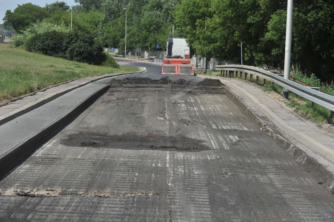 Naprawiają Wisłostradę. Nawierzchnia pękła, bo budują kolektor