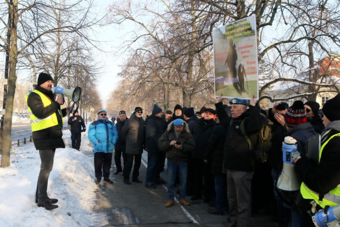 Protest mundurowych emerytów pod kancelarią premiera