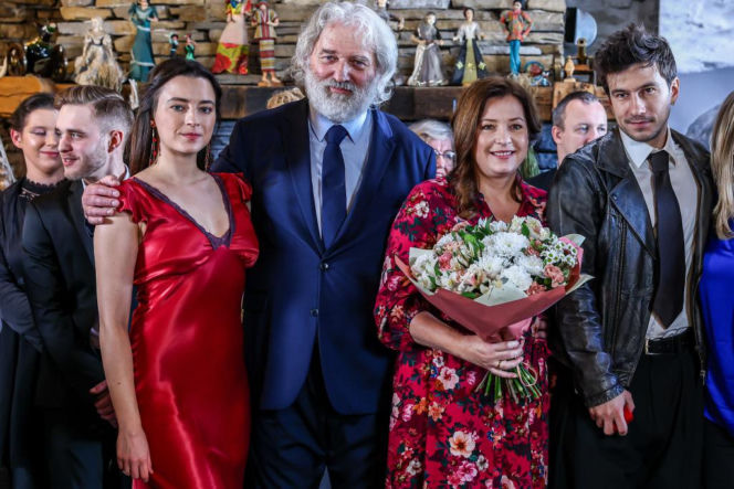 Szpital św. Anny, odcinek 103: Uroczystość zaręczynowa Marty kończy się drugimi, zupełnie niespodziewanymi oświadczynami