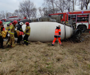 Betoniarka runęła do rowu. Groźny wypadek pod Piasecznem