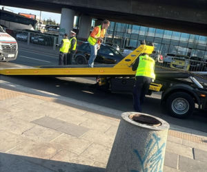 Ładował zepsutą karetkę na lawetę, urwał się uchwyt. Pojazd się stoczył do tyłu i przygniótł laweciarza do autobusu miejskiego. Mężczyzna walczy o życie