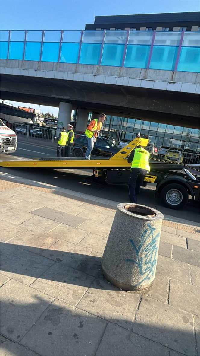 Ładował zepsutą karetkę na lawetę, został przygnieciony