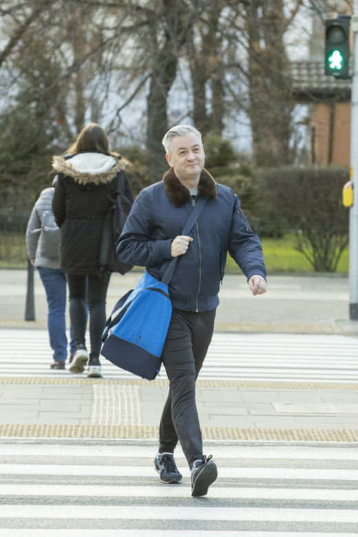 Robert Biedroń ćwiczy na siłowni