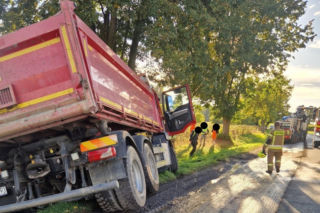 Koszmar podczas remontu drogi. Ciężarówka uderzyła w drzewo, nie żyje 62-letni kierowca