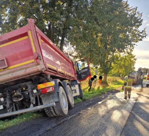Koszmar podczas remontu drogi. Ciężarówka uderzyła w drzewo, nie żyje 62-letni kierowca