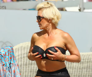 Joanna Racewicz  całuje się na plaży