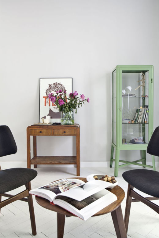 Salon z meblami w stylu vintage