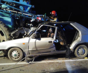 Skoda zmiażdżona pod ciągnikiem. Kierowca osobówki nie przeżył [ZDJĘCIA]