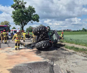 Zderzenie auta osobowego z ciągnikiem. Kierowca i mały pasażer trafili do szpitala