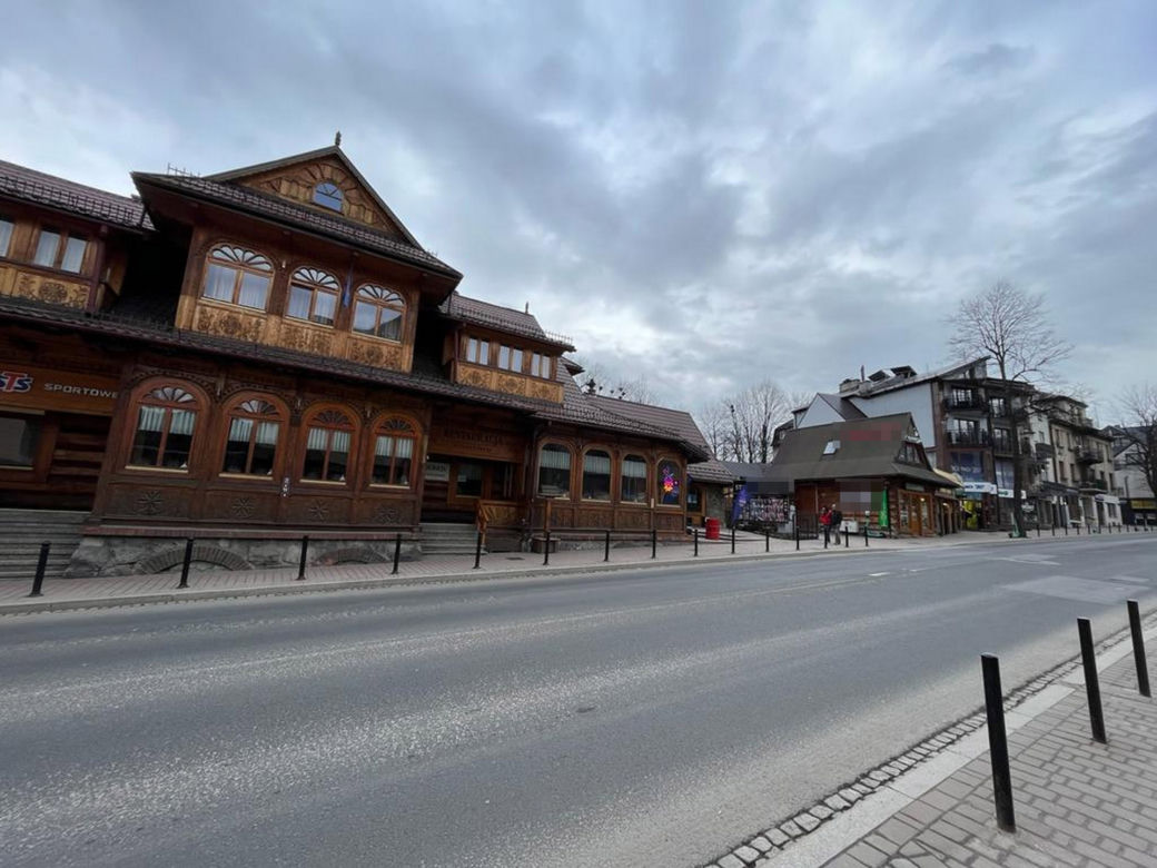 Wymarłe Zakopane przed sezonem. Pustki na Krupówkach i pod Gubałówką