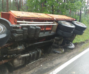 Ciężarówka w rowie, niebezpieczna kolizja między Mircem a Wąchockiem