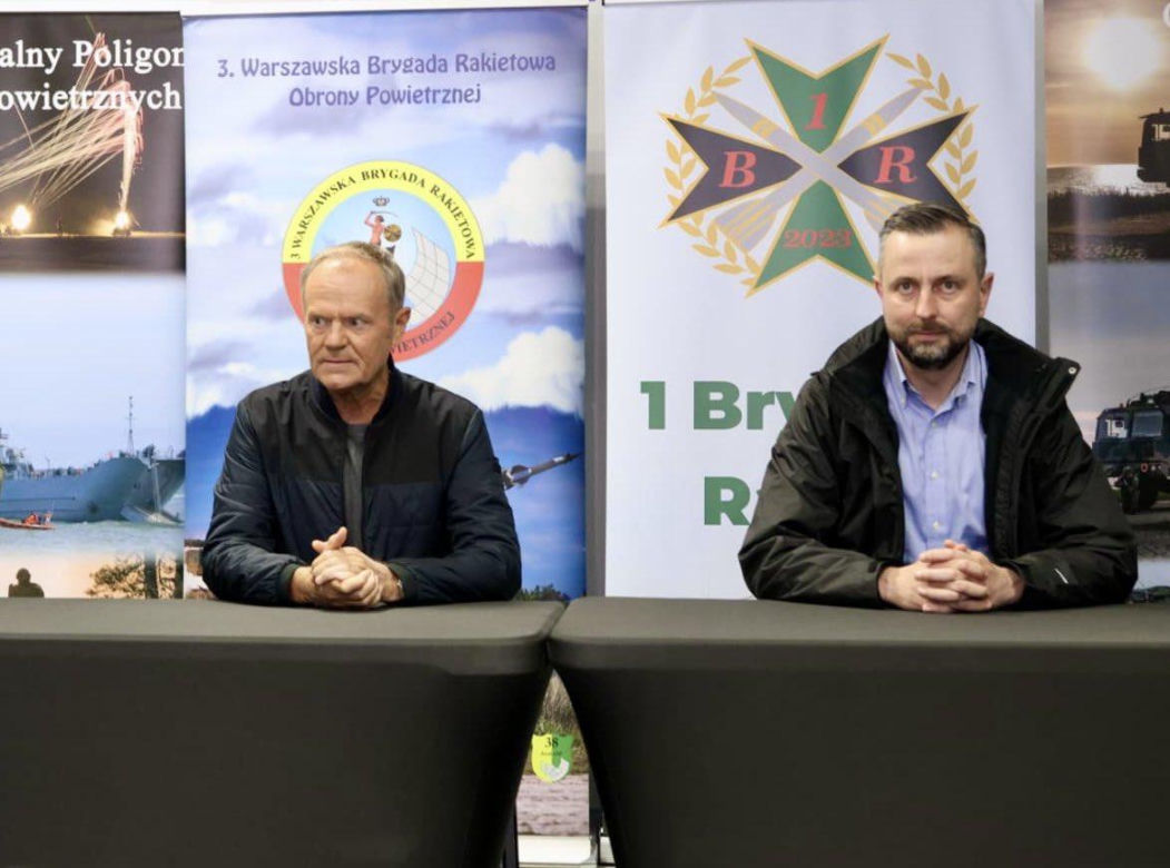 Donald Tusk i Władysław Kosiniak-Kamysz podczas wizyty na Centralnym Poligonie Sił Powietrznych w Ustce