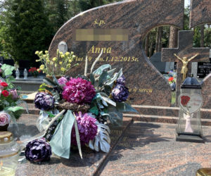 59-latka wpadła do studzienki kanalizacyjnej. Grób pani Anny na cmentarzu parafialnym w Augustowie